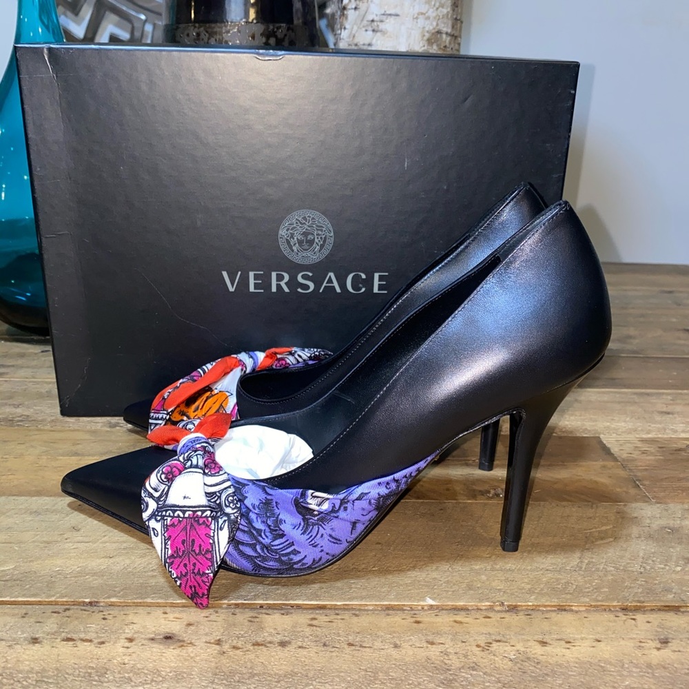 Versace Décolleté Leather Pumps w/Bow